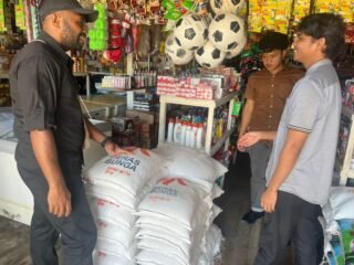 Satreskrim Polres Mamberamo Tengah Cek Harga Bahan Pokok di Pasar Kobakma