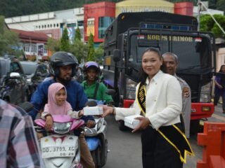 Duta Humas Polda Papua Berbagi Takjil, Pererat Kedekatan Polri dengan Masyarakat di Bulan Ramadhan