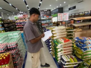 Satreskrim Polres Supiori Pantau Harga Pangan dan Stok Minyak Goreng di Pasar dan Ritel Modern