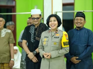 Pembagian Zakat Fitrah di Mesjid Al-Azhar Wosi