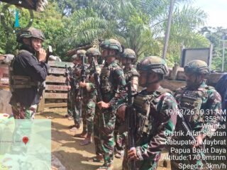 TNI Bersama Rakyat Anggota Pos Subin, Memberikan Bantuan Pengobatan Gratis Pada Masyarakat