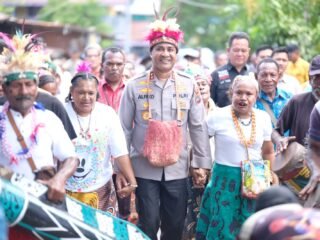 Tatap Muka Bersama Masyarakat Fanindi Pantai, Kapolda Berikan Tali Asih dan Bakti Kesehatan