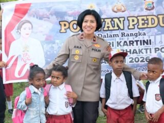 Polwan Polda Papua Barat Peringati Hari Kartini Bagikan Tas Untuk Anak Sekolah
